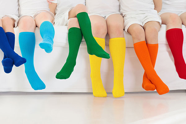 Kinder mit unterschiedlich farbigen Socken – Titelbild Inklusionspädagogik