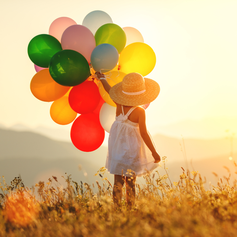 Kind mit bunten Luftballons – Titelbild Achtsamkeitspädagogik