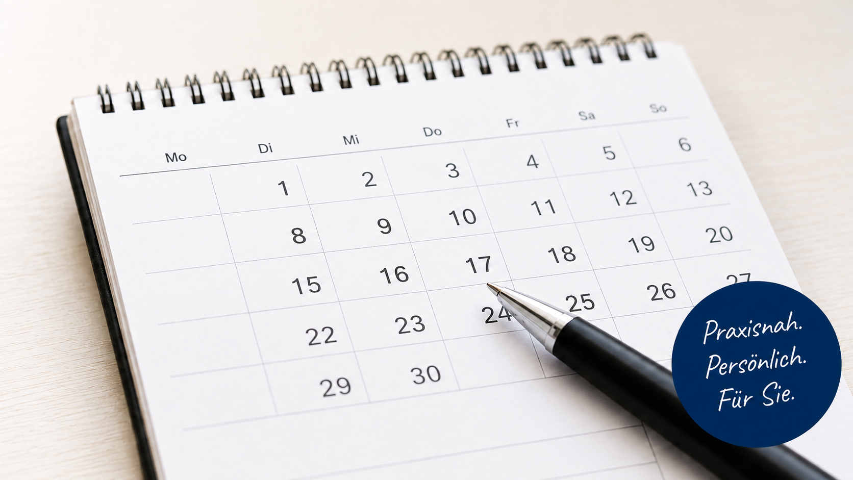 Kalender mit Stift und dem Hinweis Praxisnah, persönlich, für Sie